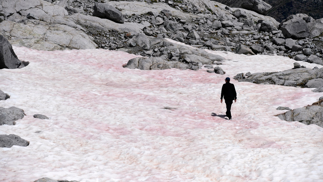 Los Alpes se visten de nieve rosa y no hay motivo para alegrarse