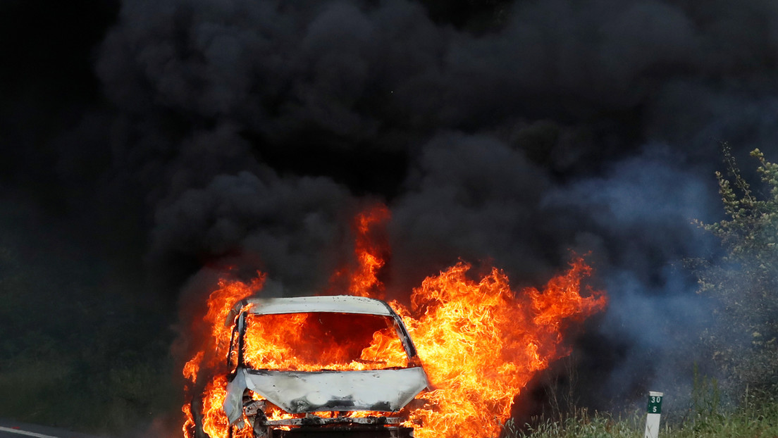 La venganza menos 'fría': Prende fuego al vehículo de su exnovio y el karma instantáneo le estalla en la cara (VIDEO)
