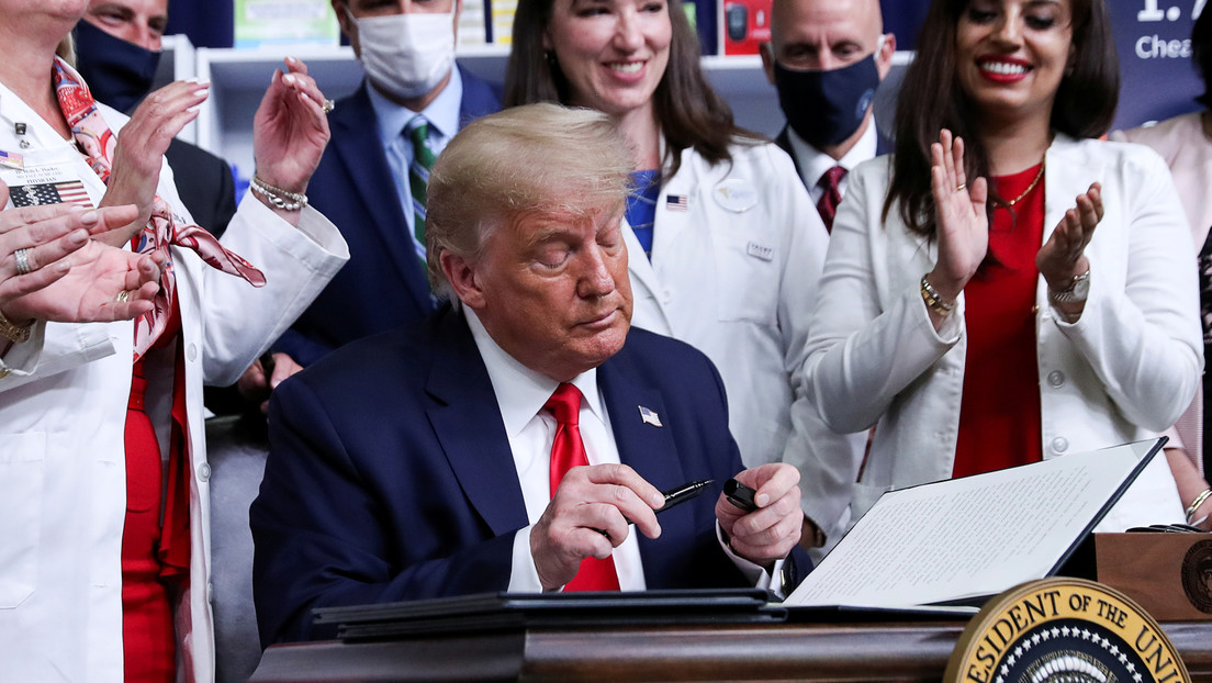 Trump firma órdenes ejecutivas "revolucionarias" para reducir los precios de los medicamentos