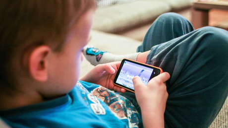 Una mujer estrangula a su hijo de 11 años en Brasil por jugar con su teléfono hasta altas horas de la noche