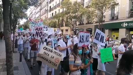 Más de 2.000 médicos internos residentes de Madrid se declaran en huelga y toman las calles