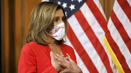 Pelosi denomina como "virus Trump" al patógeno que causa el covid-19