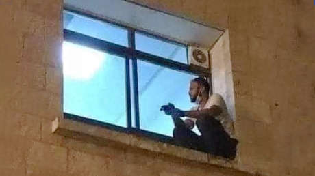 FOTO: Un hombre trepa la pared de un hospital para despedirse de su madre antes de que fallezca por covid-19