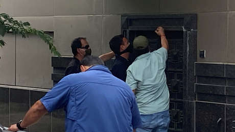 Funcionarios estadounidenses fuerzan la puerta trasera del consulado de China en Houston tras el cierre