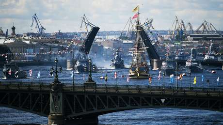 Putin anuncia en el desfile por el Día de la Armada que la flota recibirá armas hipersónicas sin parangón en el mundo (FOTOS, VIDEO)