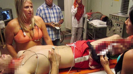 Una doctora trabaja en bikini tras un estudio que considera "no profesionales" a los médicos que publican fotos en traje de baño