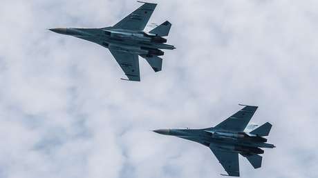 Un caza ruso Su-27 intercepta un avión de reconocimiento de EE.UU. sobre el mar Negro