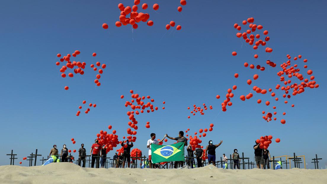 Bolsonaro vuelve a criticar el confinamiento cuando Brasil supera la barrera de los 100.000 muertos