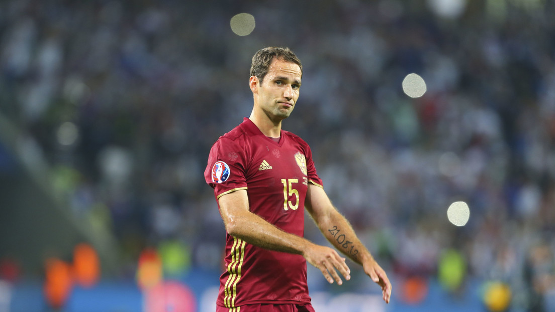 VIDEO: Excapitán de la selección rusa golpea y patea a un árbitro que le sacó tarjeta roja en un partido 'amateur'