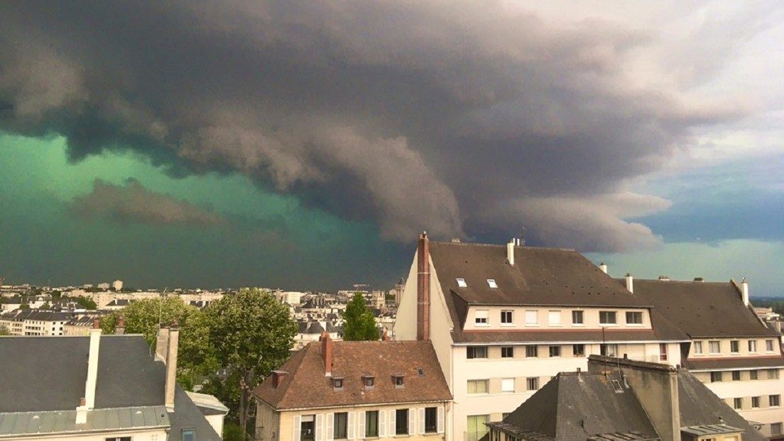FOTOS, VIDEO: El cielo se tiñe de verde al desencadenar una fuerte tormenta al norte de Francia
