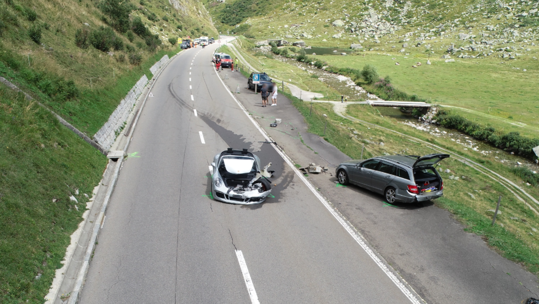 FOTOS: Un choque entre los superdeportivos Bugatti Chiron y Porsche 911 deja daños materiales millonarios en los Alpes suizos