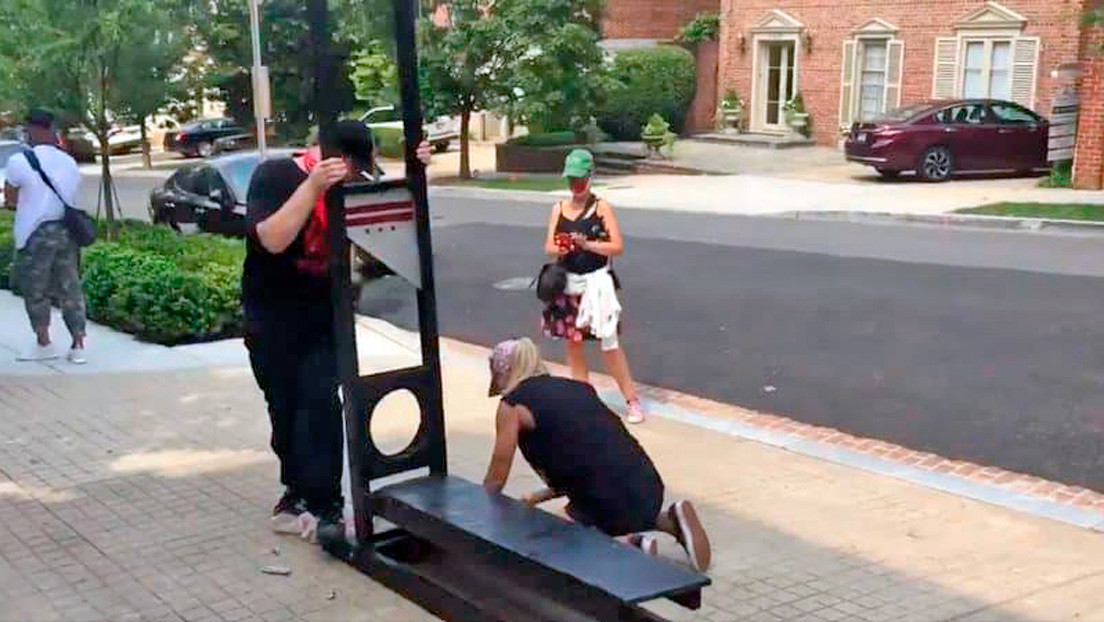 FOTO, VIDEO: Instalan una guillotina frente a la casa del primer magnate en amasar más de 200.000 millones de dólares