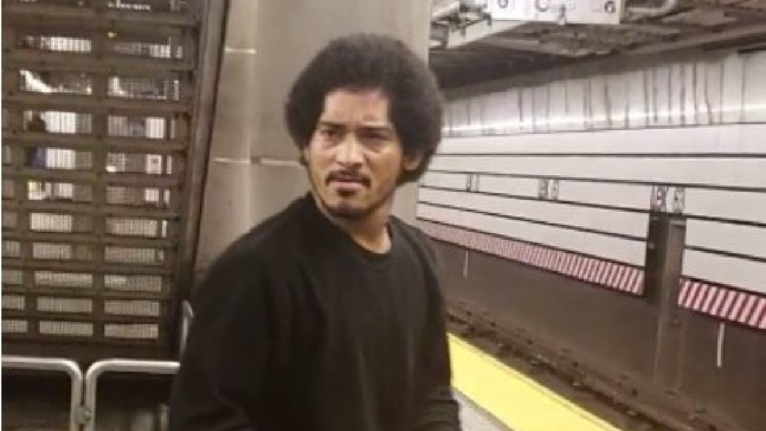 VIDEO: Un hombre queda grabado cuando trataba de violar a una mujer en una estación de metro en Nueva York y fue interrumpido por testigos