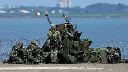 Soldados taiwaneses participan en un ejercicio militar en la ciudad de Nueva Taipéi, Taiwán, 5 de junio de 2018.
