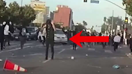 VIDEO: Joven recibe un disparo en la cabeza por parte de la Policía de EE.UU. mientras se manifestaba con las manos en alto
