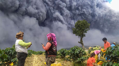 VIDEOS: El volcán Sinabung arroja una gigantesca columna de ceniza haciendo que 'anochezca' en pleno día
