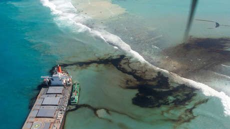 El buque japonés encallado en Mauricio se parte en dos y sigue derramando combustible al océano (FOTOS)