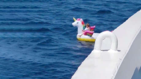 VIDEO: La tripulación de un ferry rescata a una niña de 4 años en un flotador de unicornio luego de que la corriente del mar la alejara de una playa