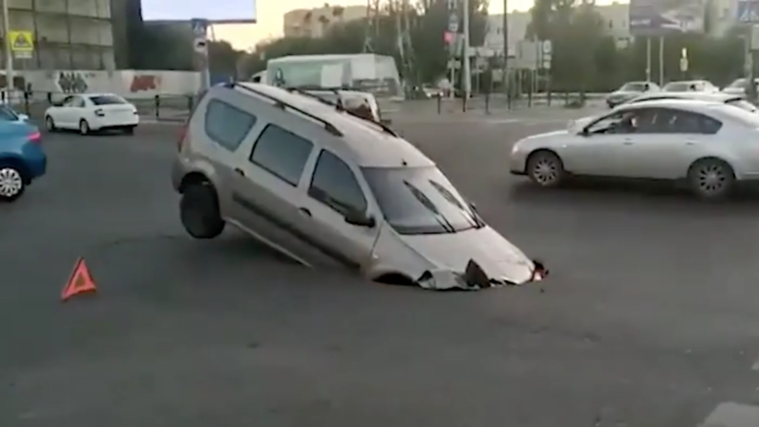 Rusia: Una calle se 'traga' un auto (VIDEO)