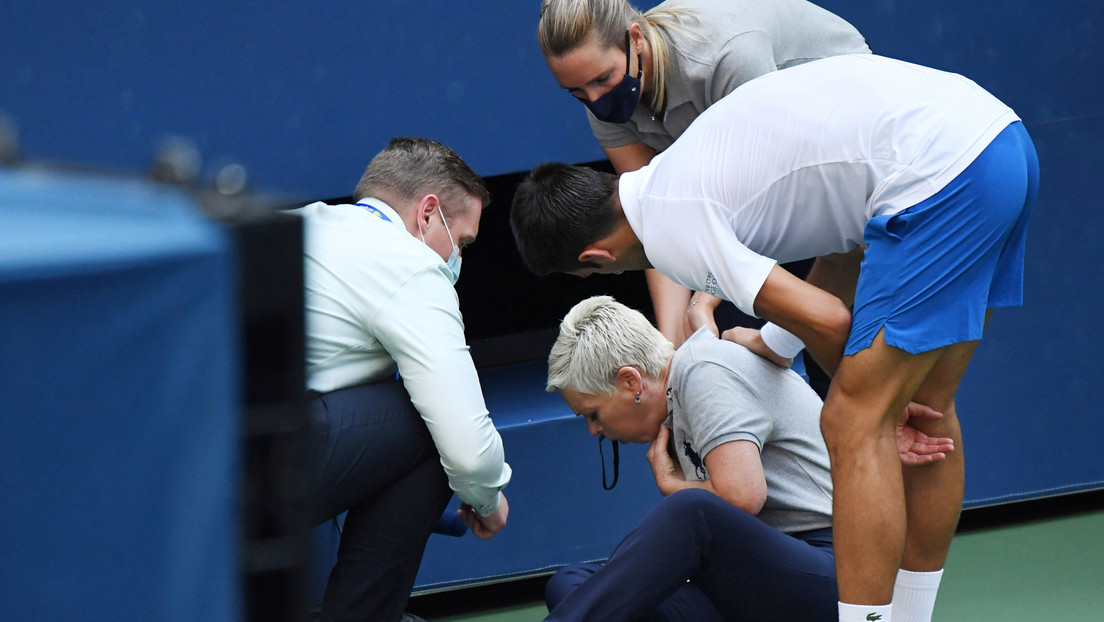 Expulsan a Novak Djokovic del US Open por golpear con una pelota en la cabeza a una jueza de línea (VIDEO)