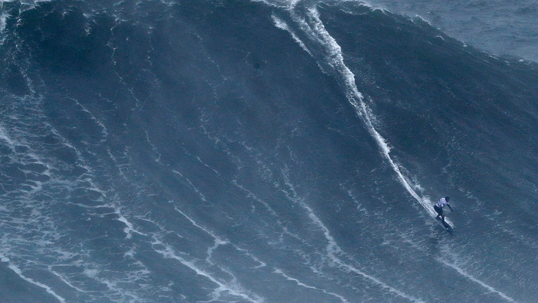 VIDEO: Una surfista brasileña doma una monstruosa ola y rompe un récord mundial