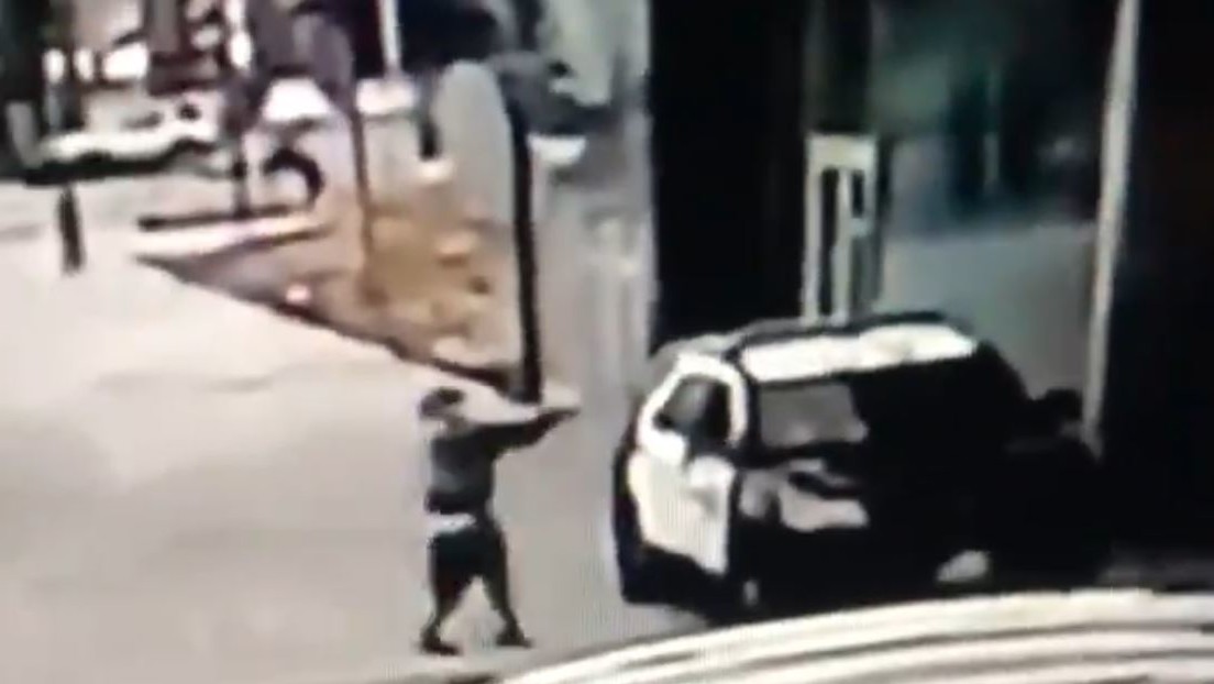VIDEO: Momento en el que un hombre dispara a 2 ayudantes del sheriff en su coche patrulla sin ninguna razón aparente en Los Ángeles