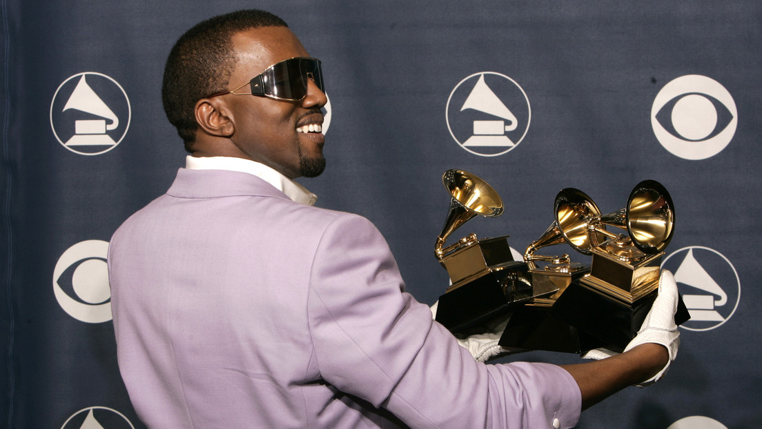 Kanye West publica un video orinando sobre uno de sus premios Grammy RT
