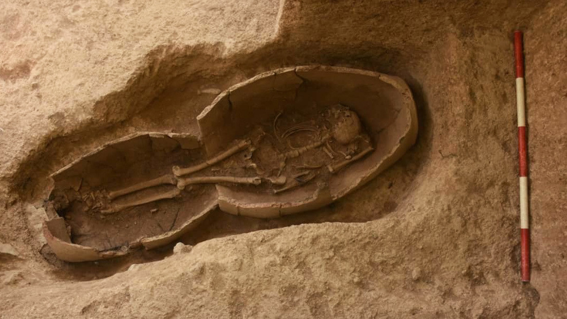 Descubren en Irán un esqueleto milenario con una punta de lanza debajo de sus costillas