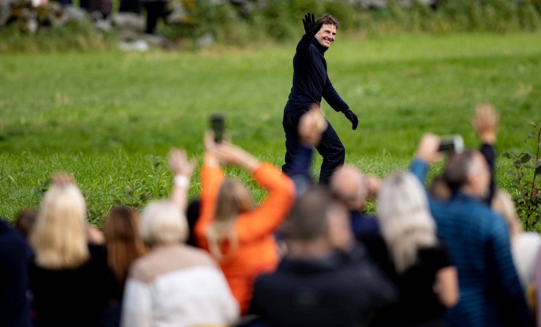 Tom Cruise saluda durante el rodaje de la película 'Misión: Imposible 7' en el municipio de Stranda (Noruega), el 6 de septiembre de 2020.NTB Scanpix/Geir Olsen / Reuters