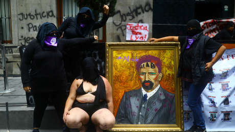 Las manifestantes contra la violencia machista en México subastarán las pinturas de próceres que intervinieron durante su protesta
