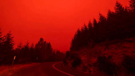 Filma su evacuación de una zona de Oregón arrasada por incendios forestales "sin precedentes" y el video parece sacado de una cinta de ciencia ficción