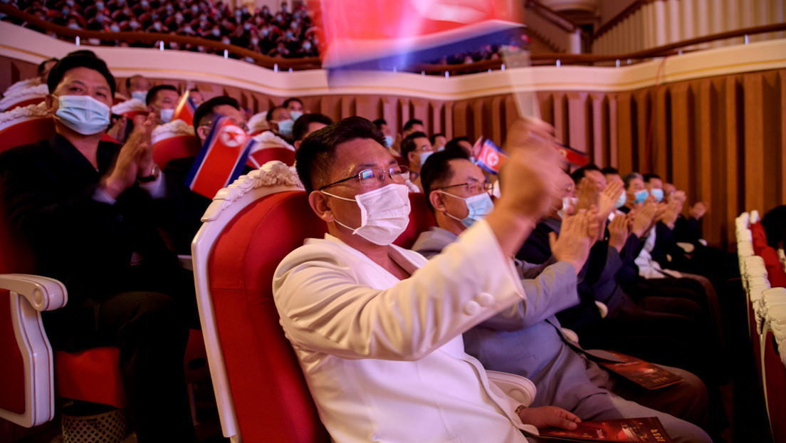 FOTOS: Altos cargos de Corea del Norte con mascarillas se emocionan durante un gran concierto en Pionyang por el aniversario del partido gobernante