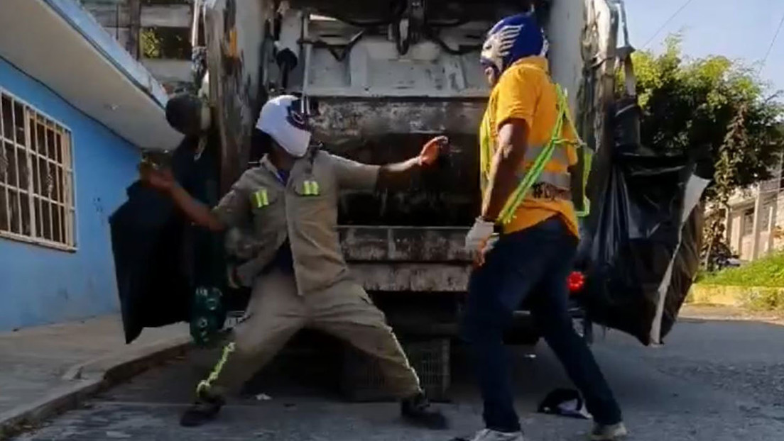 Recolectores de basura en México hacen un combate de lucha libre en plena jornada laboral y el video se vuele viral
