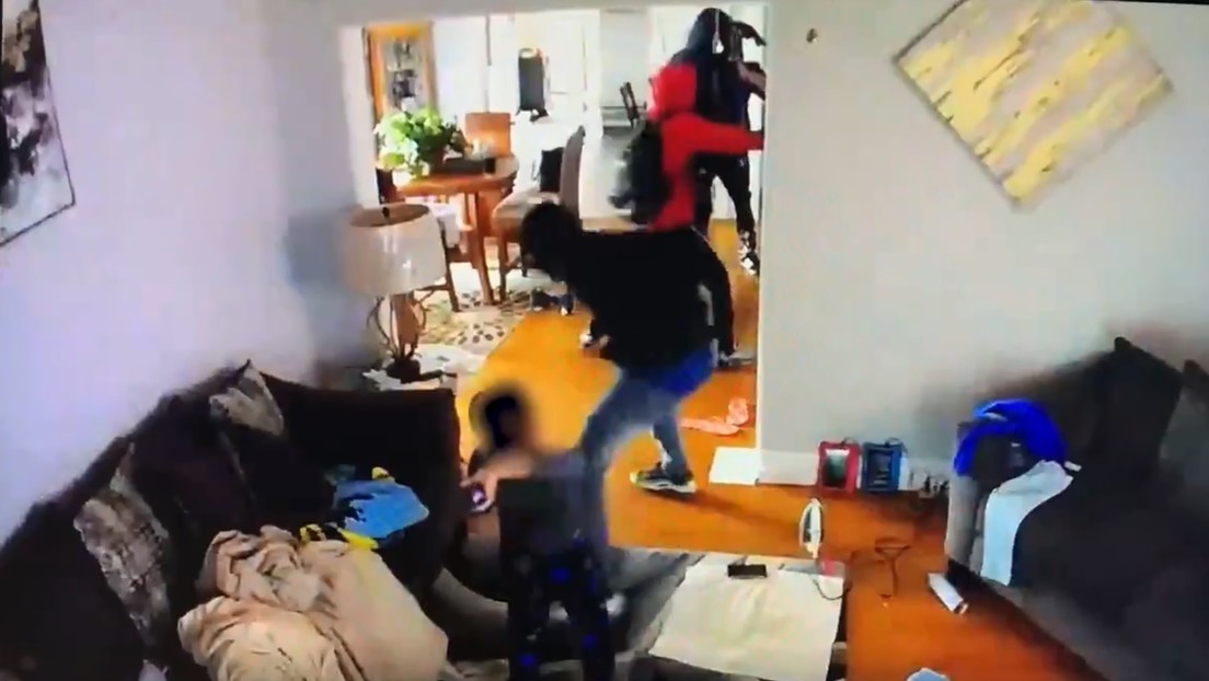 VIDEO Un niño de 5 años lanza juguetes y empuja a ladrones armados que robaban en su casa para defender a su madre