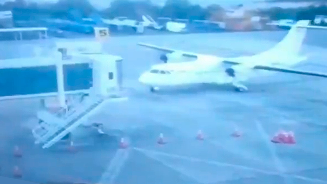 Video Un avión choca contra un puente de embarque en un aeropuerto colombiano