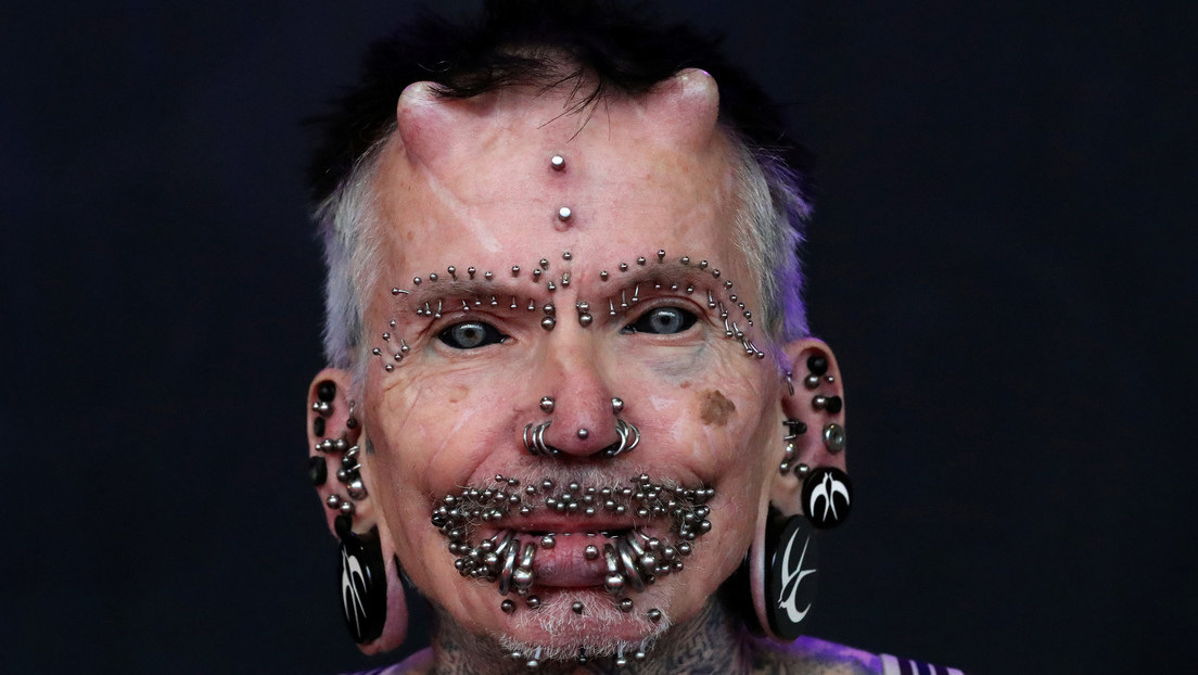 VIDEO: Esta es la persona con más cambios corporales, incluidos dos cuernos y más de 450 piercings