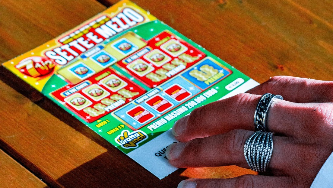 Gana el premio principal de una lotería instantánea gracias a un regalo ...