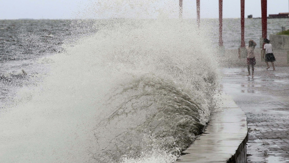 La tormenta tropical "más fuerte de la Tierra" se convierte en tifón y avanza hacia Filipinas