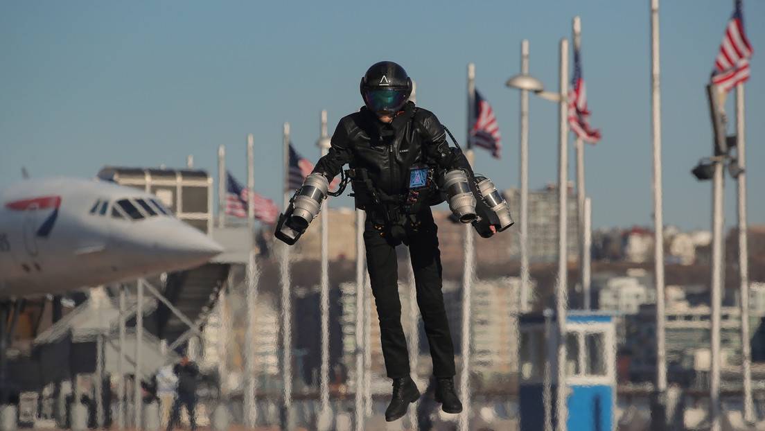 muñeco de iron man que flota