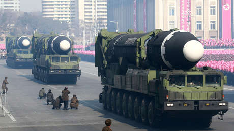 Reportan que Corea del Norte trasladó un misil balístico intercontinental con el que podría "mostrar su fuerza" durante un gran desfile militar