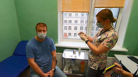 VIDEO: Médicos de San Petersburgo se vacunan con Sputnik V