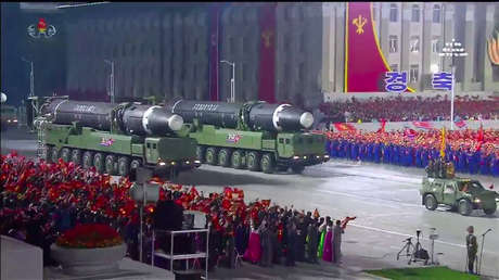 Corea del Norte presenta un nuevo misil balístico intercontinental durante su gran y poco común desfile militar