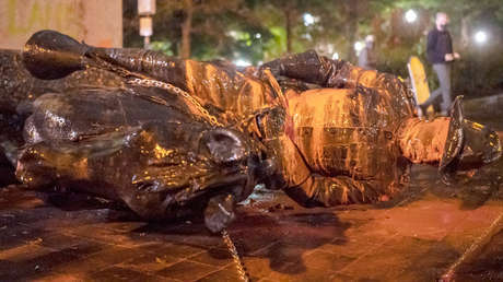 Manifestantes derriban las estatuas de Roosevelt y de Lincoln en Portland en medio de disturbios (VIDEOS)