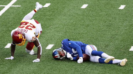 VIDEO: Un jugador de la NFL se lesiona el cuello al impactar contra un rival en una lucha por el balón