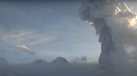 VIDEO: Captan la erupción de un volcán en la península rusa de Kamchatka