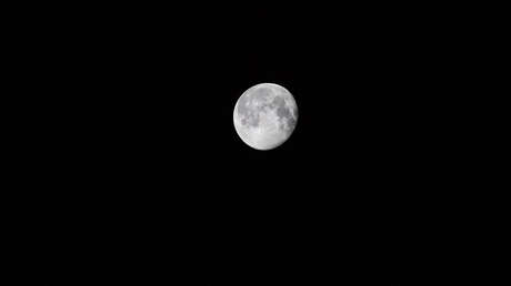La NASA confirma abundante presencia de agua helada en la Luna