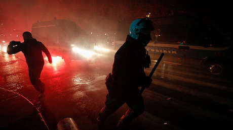 VIDEOS: Policías reprimen con cañones de agua, gases lacrimógenos y bombas de estruendo a manifestantes contra el confinamiento en Italia