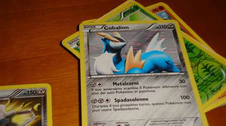 Un 'youtuber' compra por 375.000 dólares una caja de cartas Pokémon de primera edición y resultan ser falsas