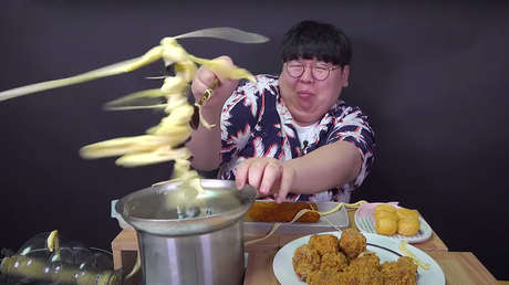 VIDEO: Un 'youtuber' gana popularidad tras sufrir un divertido 'ataque' de queso fundido