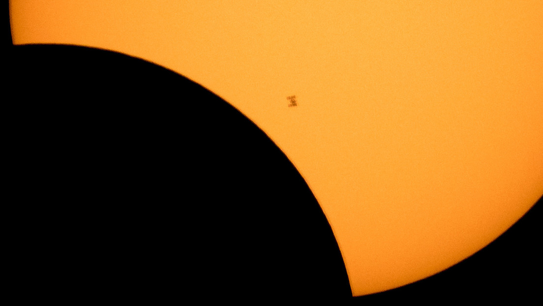 Photo of FOTOS: Tómese un momento cuando la Estación Espacial Internacional pasa frente al sol y la luna a una velocidad de más de 7 kilómetros por segundo